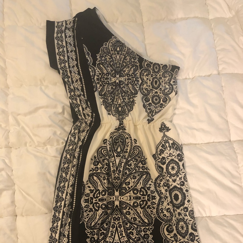 Black/white 1 shoulder dress